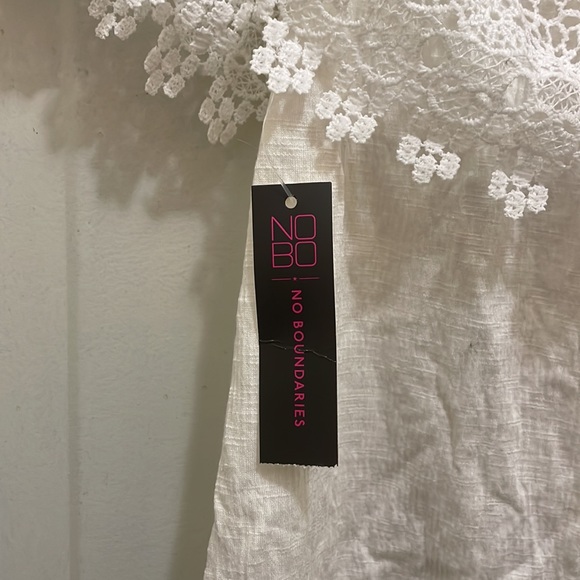 NO BOUNDARIES, NWT Size L white Off The shoulder top with adjustable straps. - Picture 4 of 6